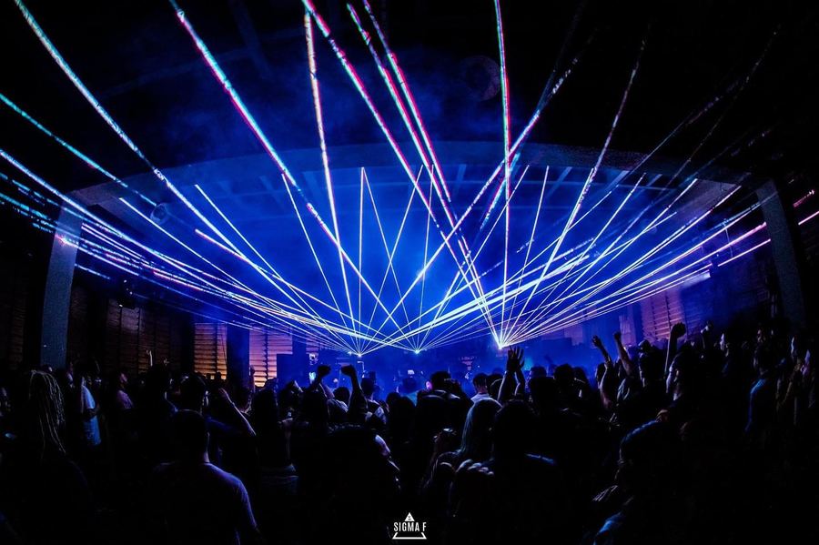 Show com feixes de laser sobre o público