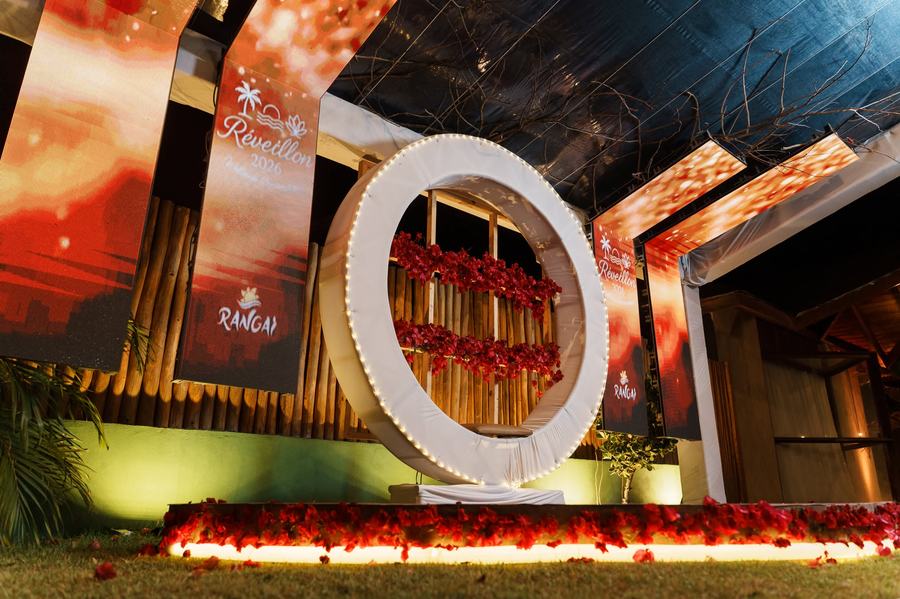 Arco decorativo iluminado com flores em Réveillon