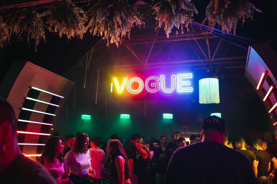 Pista de festa com letreiro neon Vogue