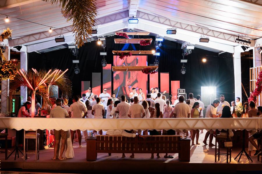 Banda tocando para o público em festa branca