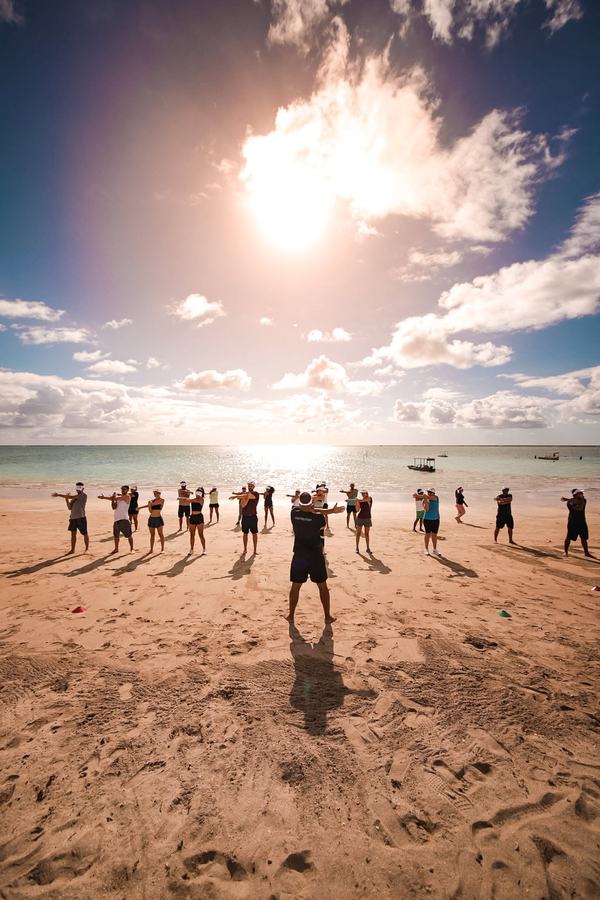 Atividade em grupo na praia ao nascer do sol